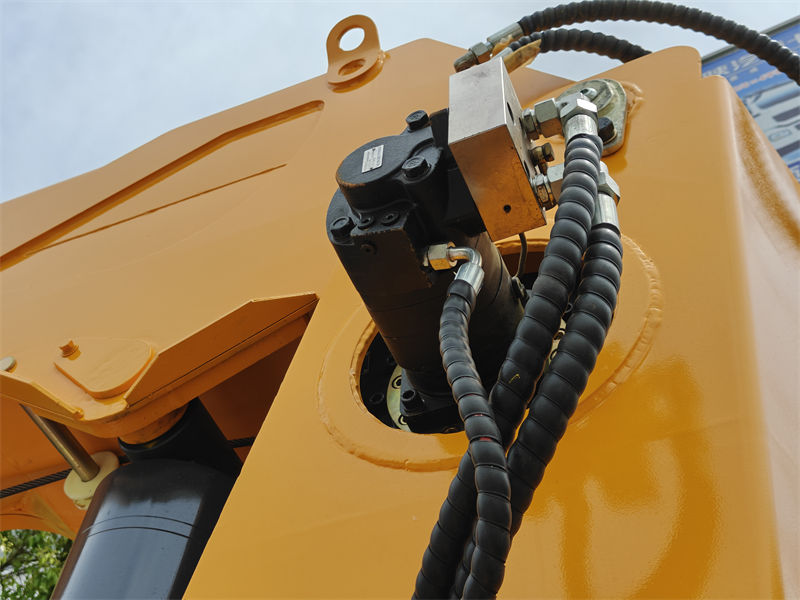 Howo 6x4 cargo truck with 20T crane