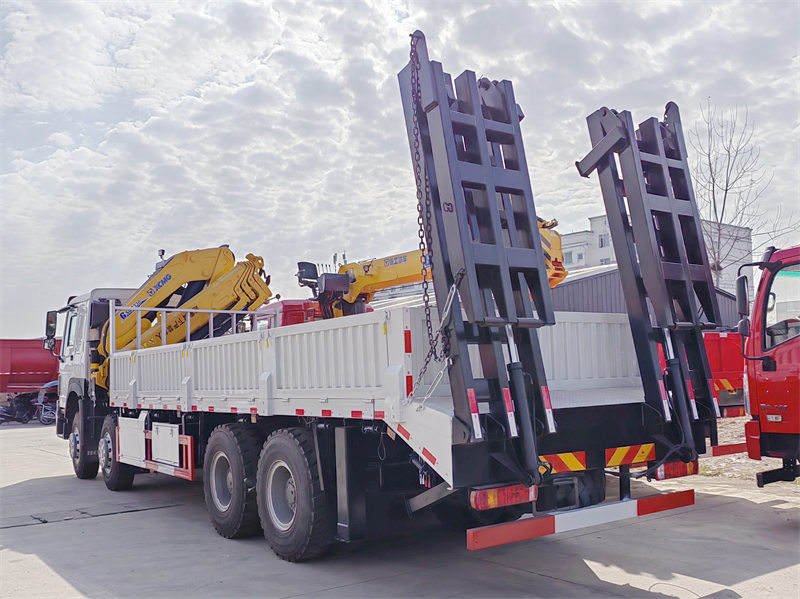 Howo 8x4 truck with 16T knuckle crane