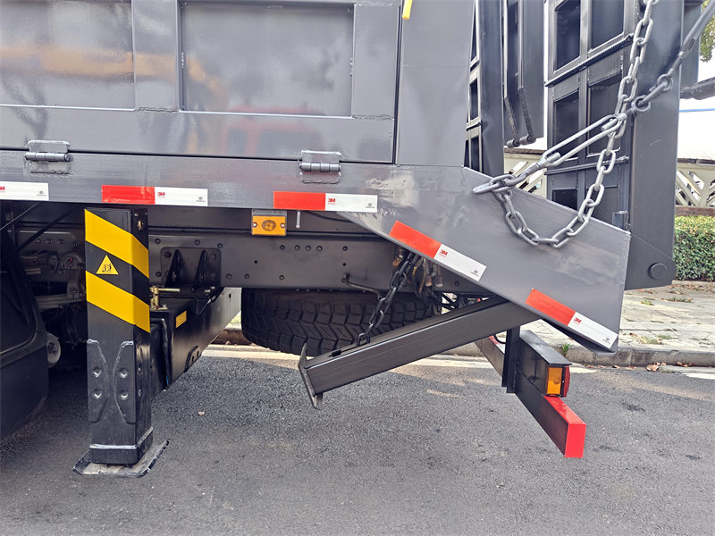 Howo 4x2 truck with 6T knuckle crane