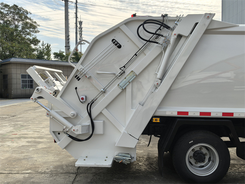 HOWO 4X2 8CBM garbage truck with compactor 