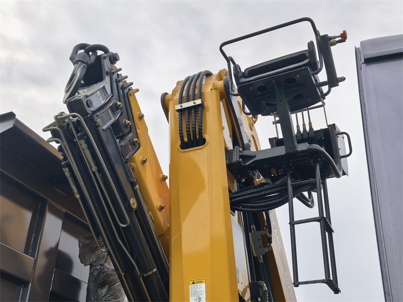 Howo 10x4 mining dumper truck with crane 