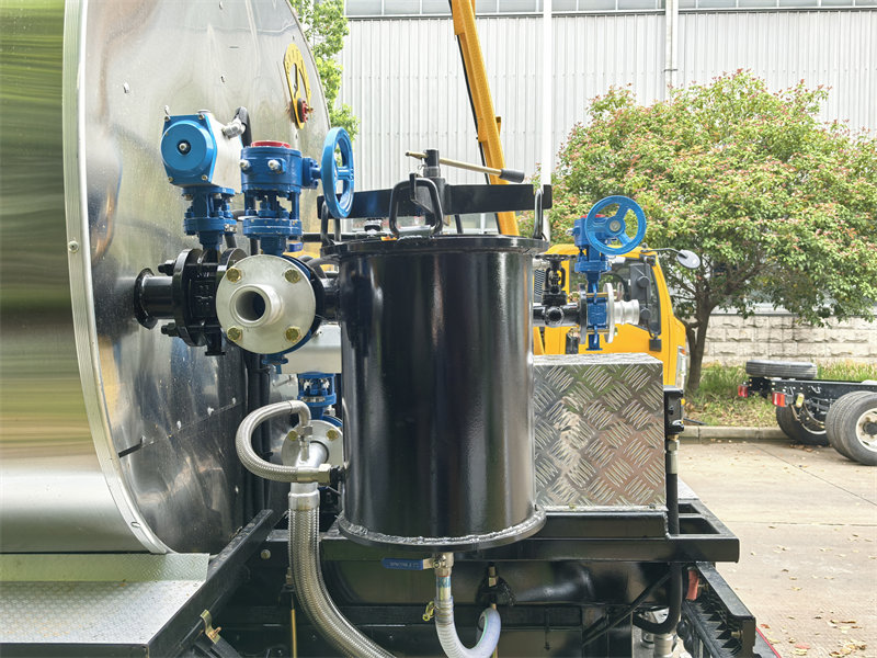 Emulsion Asphalt Bitumen Distributor Truck
