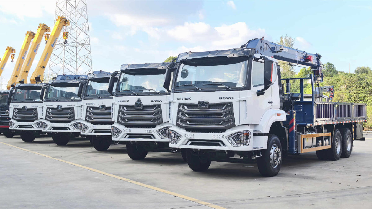 5 unit crane yang dipasang di truk HOWO telah dikirim ke Angola.